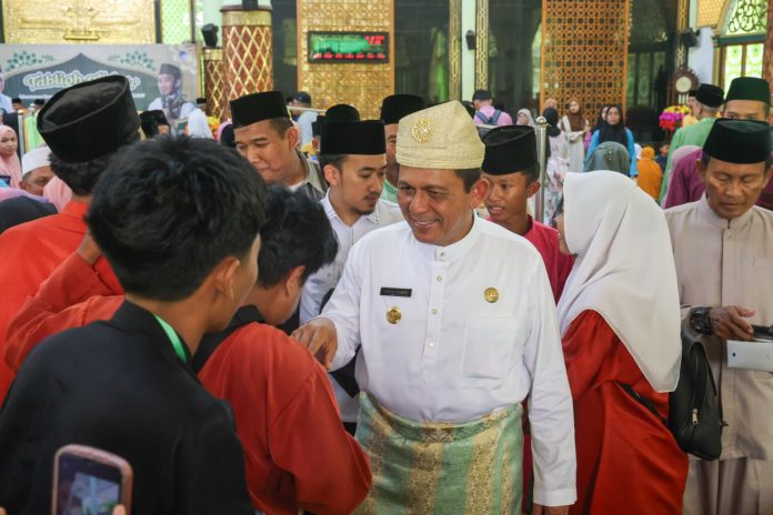 Gubernur Kepulauan Riau H. Ansar Ahmad menghadiri Tabligh Akbar dalam rangka memperingati Maulid Nabi Muhammad SAW di Masjid Nurul Iman, Kijang, Kabupaten Bintan, pada Jumat (13/10). Tabligh Akbar ini diikuti masyarakat, guru, dan anak-anak sekolah di Kabupaten Bintan.