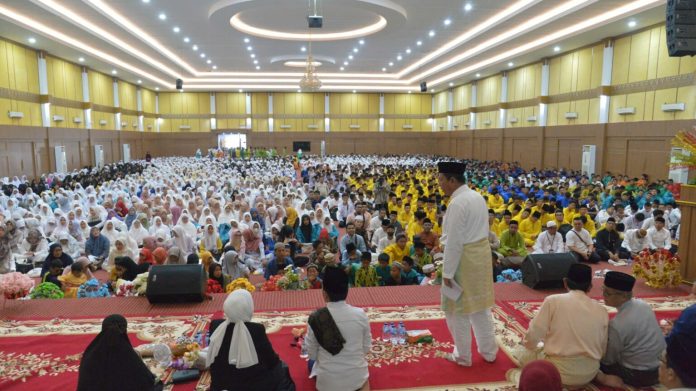 Gubernur Kepulauan Riau (Kepri) H. Ansar Ahmad menghadiri peringatan Maulid Nabi Muhammad SAW 1445 H bersama ribuan guru dan siswa SMA/SMK se-Kota Batam di Aula Graha Bintang Kampus Universitas Batam (Uniba), Jumat (13/10).