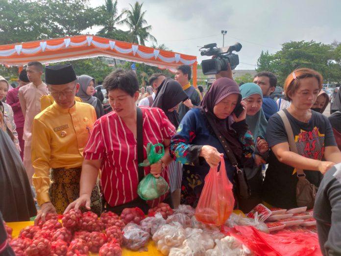 Pemerintah Kota (Pemko) Tanjungpinang melalui Dinas Pertanian, Pangan dan Perikanan (DP3) menggelar gerakan pangan murah yang dihelat di Lapangan Dewa Ruci, Kelurahan Tanjungpinang Barat, Senin (16/10/2023).