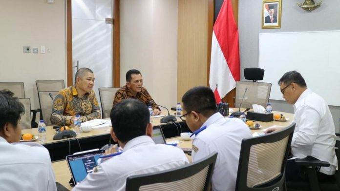 Gubernur Kepulauan Riau H. Ansar Ahmad melanjutkan kunjungan kerja selama di Jakarta untuk beraudiensi dengan Plt. Direktur Jenderal Perhubungan Laut (Dirjen Laut) Kementerian Perhubungan RI Antoni Arif Priadi di Ruang Rapat Dirjen Perhubungan Laut Jakarta, Senin (16/10) sore.