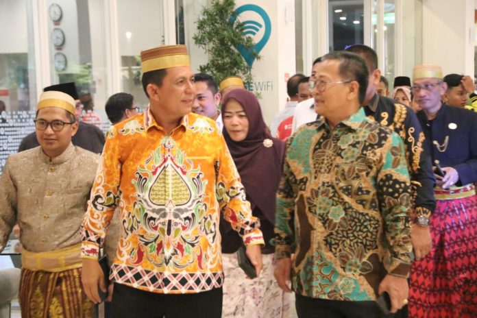 Gubernur Ansar saat menghadiri Pelantikan Badan Pengurus Wilayah Kerukunan Keluarga Pinrang Sulawesi Selatan Provinsi Kepri, bertempat di Ballroom Hotel Harris Kota Batam, Jum'at (27/10).