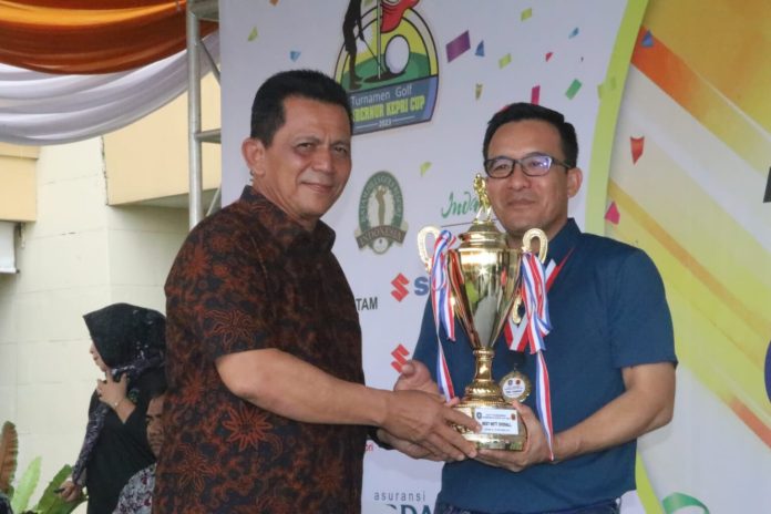Gubernur Kepri Ansar Ahmad menutup pelaksanaan Turnamen Golf Gubernur Cup Tahun 2023 yang berlangsung selama dua hari dari tanggal 28 - 29 Oktober 2023, di Lapangan Batam Hill Golf Resort Batu Aji Kota Batam, Sabtu (29/10).