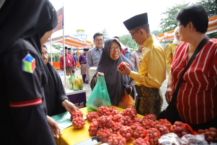 Penjabat Wali Kota Tanjungpinang Hasan, S.Sos beserta istri hadiri Program Gerakan Pangan Murah.