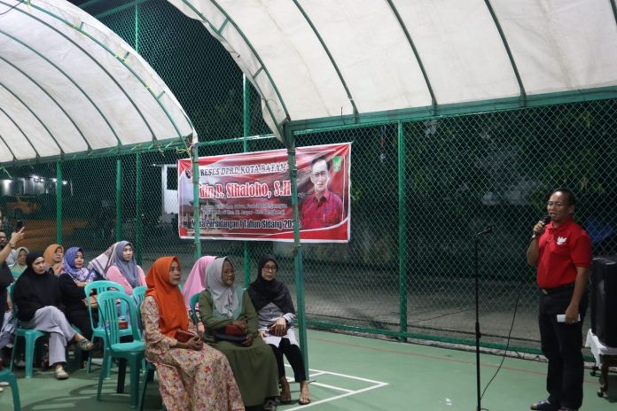 Anggota DPRD kota Batam Udin P Sihaloho menampung aspirasi masyarakat RT 02 RW 11 Bengkong Polisi Sabtu (14/10/2023)