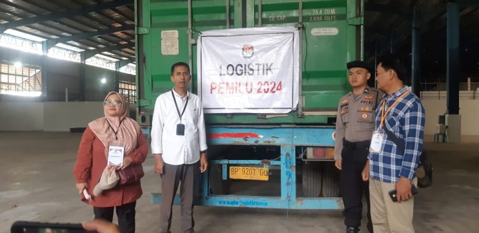 Sebanyak dua kontainer logistik Kotak Suara tiba di Gudang Logistik KPU Batam, Sekupang, Kota Batam, Provinsi Kepulauan Riau sekitar pukul 14.30 WIB. 