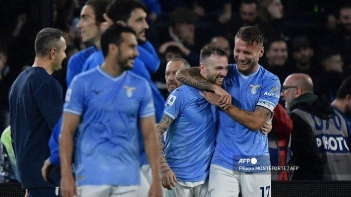 Penyerang Lazio #17 Ciro Immobile merayakan bersama rekan satu timnya di akhir pertandingan sepak bola Serie A Italia antara Lazio dan Fiorentina di stadion Olimpiade di Roma, pada 30 Oktober 2023.