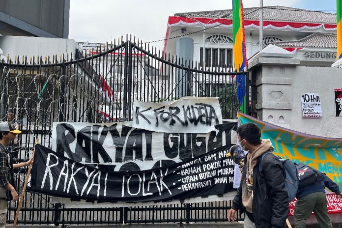 Massa Demo Kawal Putusan MK Berpenutup Muka Lempari Gedung DPRD Jabar dengan Batu