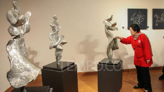 Megawati Kagumi Karya-karya Dolorosa Sinaga