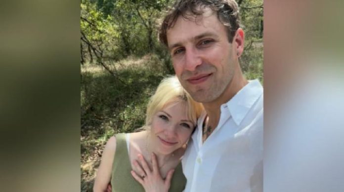 Carly Rae Jepsen Umumkan Bertunangan dengan Produser Cole M.G.N.