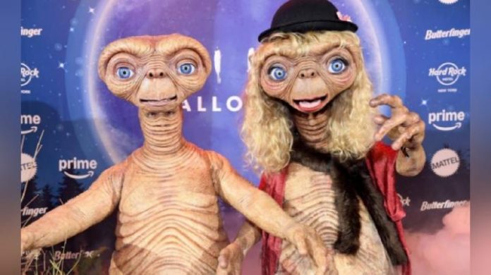 Heidi Klum Sita Perhatian dalam Kostum Alien E.T. di Halloween 2024 