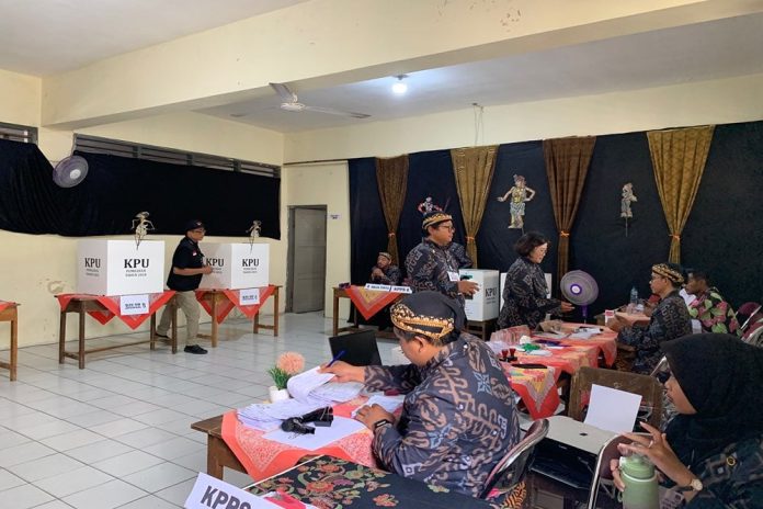 Suasana TPS Ahmad Luthfi Bertema Jawa, Petugas Kompak Pakai Beskap