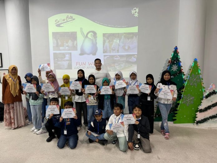 General Manager Snow City, Norazani Shaiddin berfoto bersama siswa SD Nabilah Batam yang belajar cryogenic science dan bermain salju di Snow City