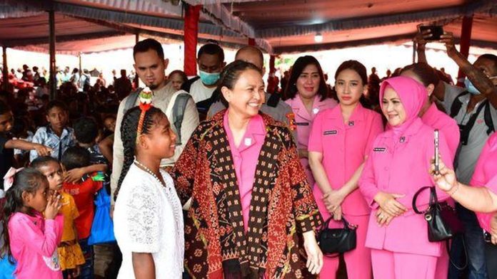 Ketum Bhayangkari Rayakan Natal Bersama Pengungsi Gunung Lewotobi