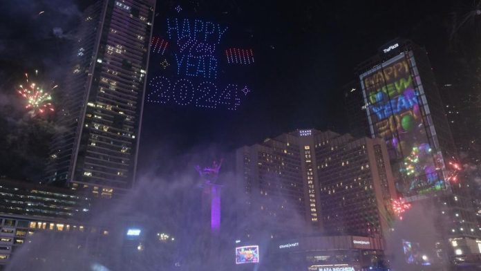 Atraksi Drone Warnai Langit Awal Tahun Baru 2025 di Bundaran HI