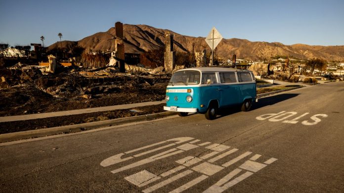 Mobil Van Biru Selamat di Tengah Kobaran Api Kebakaran Los Angeles