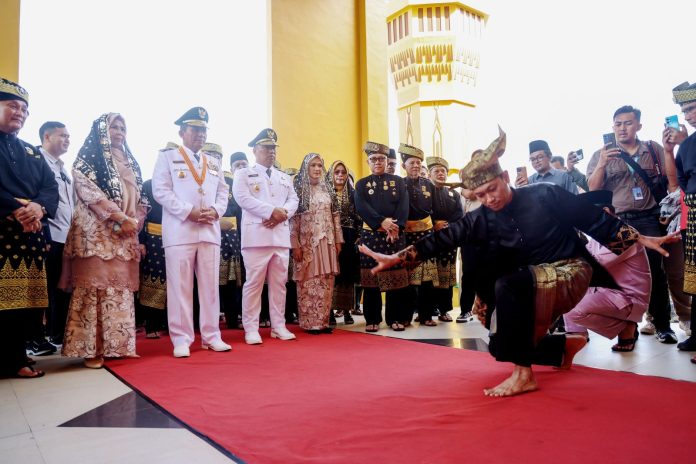 Gubernur dan Wakil Gubernur Kepri 2025-2030 Tiba di Tanjungpinang, Disambut Meriah oleh Masyarakat - Mimbarkepri.co