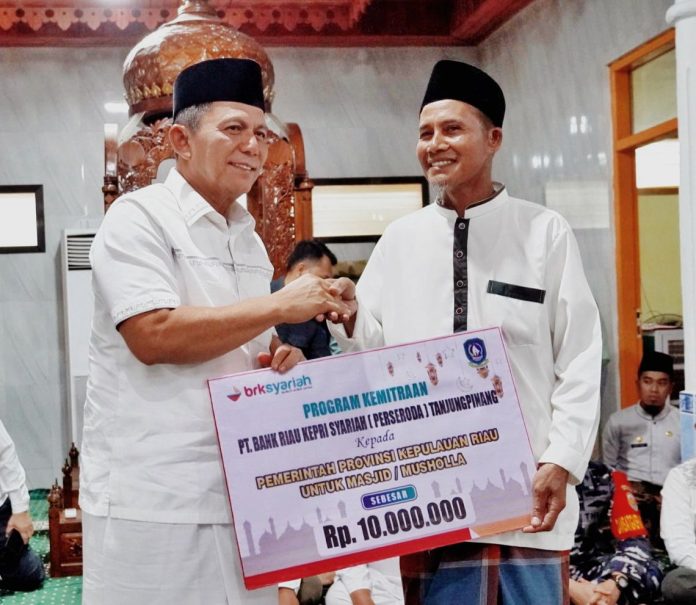 Hari ke-21 Ramadhan, Gubernur Ansar Safari di Anambas, Serahkan Bantuan Rumah Ibadah - Mimbarkepri.co