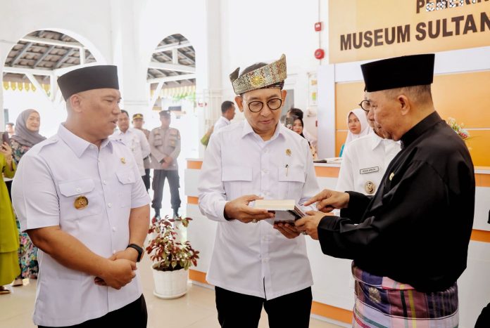 Menbud Fadli Zon Didampingi Wagub Nyanyang Kunjungi Museum Sultan Sulaiman Badrul Alamsyah di Tanjungpinang - Mimbarkepri.co
