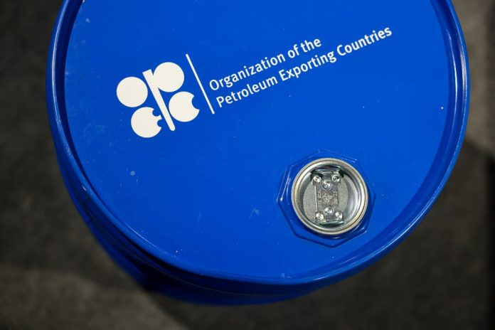 OPEC+ Kembali Genjot Produksi, Harga Minyak Anjlok ke Level Terendah 2025