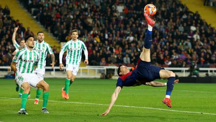Barcelona Ditahan Betis 1-1, Lewandowski 'Dikolongi' Antony