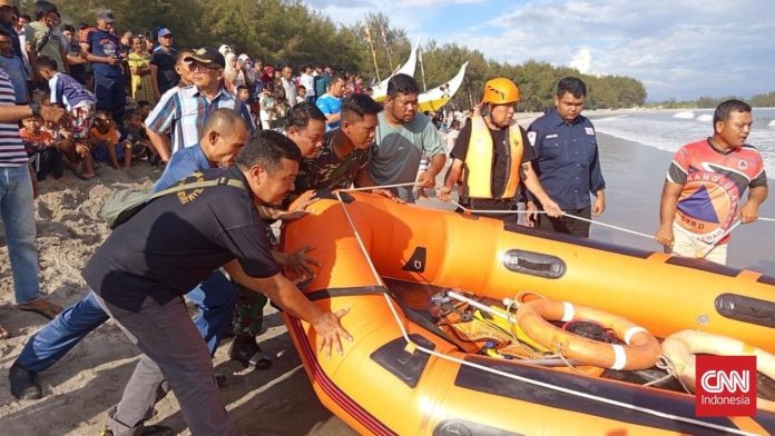 Belasan Pelajar Tenggelam di Pantai Tiku, 1 Tewas dan 2 Masih Hilang