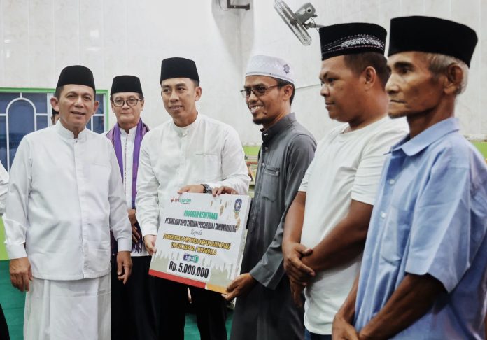 Buka Puasa dan Salat Magrib Berjamaah, Gubernur Kepri Safari Ramadan di Masjid Al Muqadimah - Mimbarkepri.co