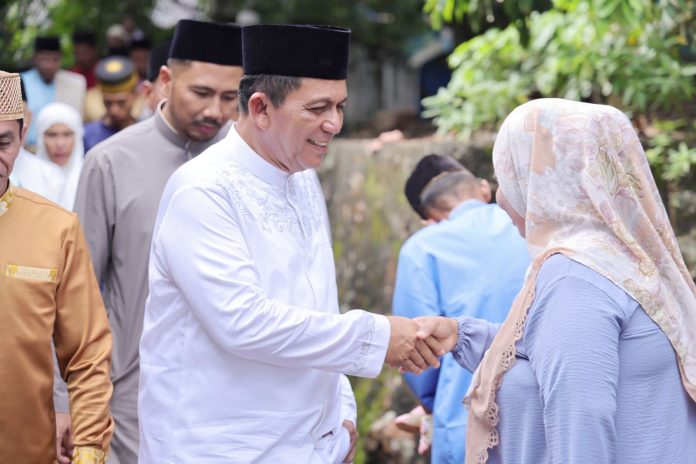 Rayakan Idul Fitri di Pulau Terong, Gubernur Ansar Jadi Khatib dan Menyentuh Jamaah Melalui Khutbahnya - Mimbarkepri.co