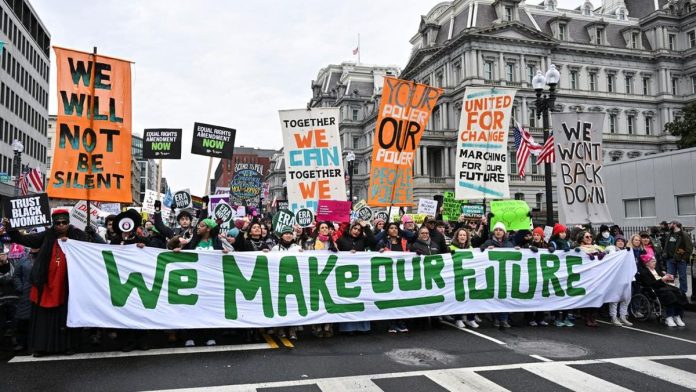 Ribuan Warga AS Demo Besar Tolak Kebijakan Trump: Bukan Presiden Kami