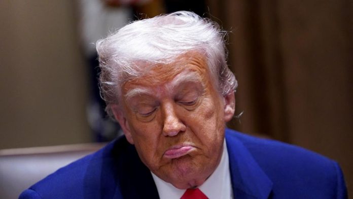 Trump Bebaskan Hp dan Laptop Impor China dari Tarif 125 Persen