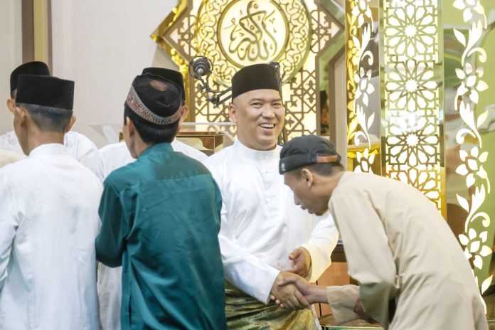 Wakil Gubernur Kepri Nyanyang Haris Pratamura Sholat Idul Fitri dan Gelar Open House Hari Pertama Lebaran di Kediamannya di Tiban Batam - Mimbarkepri.co
