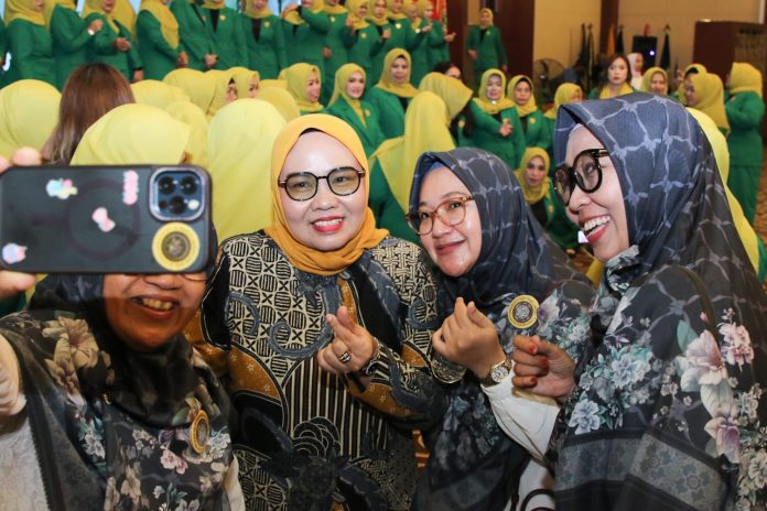 Ketua TP-PKK Kota Batam, Hj. Erlitta Hadiri Pengukuhan BKOW Provinsi Kepri - batamstraits.com