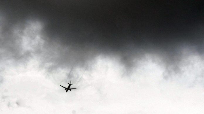 Pesawat Jatuh ke Komplek Perumahan di California AS