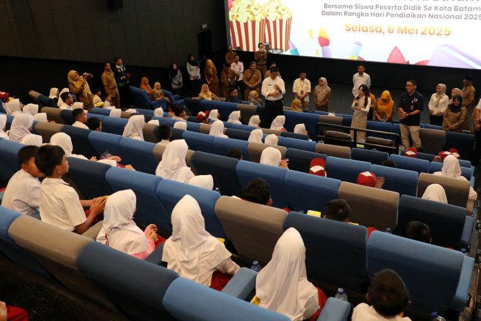 Rayakan Hardiknas 2025, Li Claudia Ajak Siswa Batam Nonton Bareng Film dan Belajar Nilai Moral - batamstraits.com
