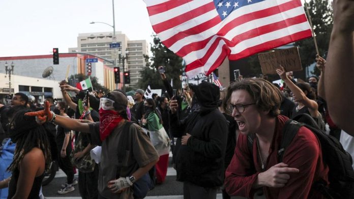 FOTO: Los Angeles Membara, Penjarahan di Toko, hingga Satu Orang Tewas