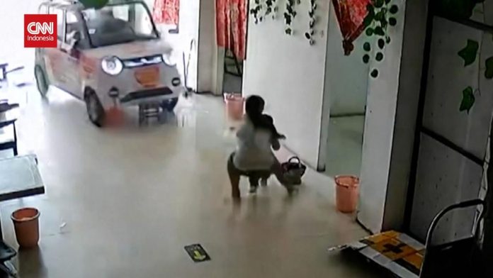 VIDEO: Detik-detik Gadis Selamatkan Adik Nyaris Ditabrak Mobil Listrik