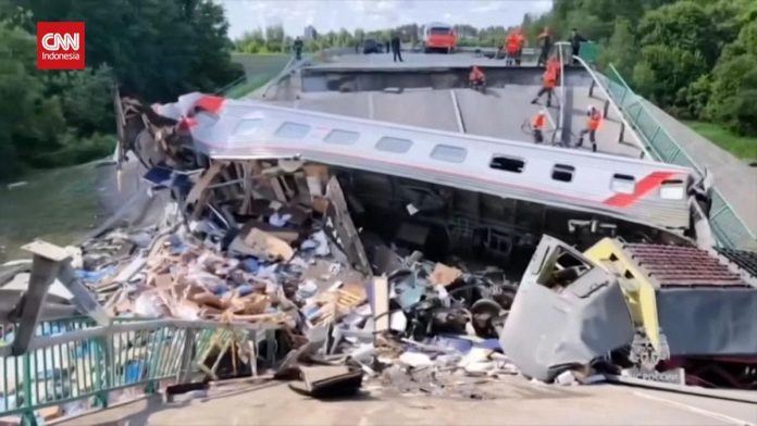 VIDEO: Dugaan Sabotase Dua Jembatan Rusia Ambruk Saat Kereta Lewat