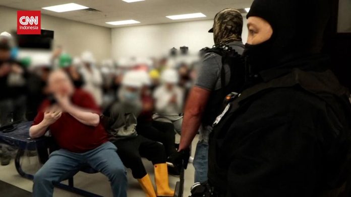 VIDEO: Petugas Imigrasi AS Grebek Pabrik Daging, Tahan Puluhan Pekerja