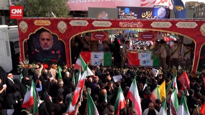 VIDEO: Ratusan Ribu Warga Iran Hadiri Pemakaman Petinggi Militer