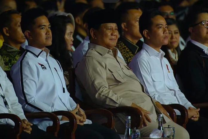 Momen Prabowo Duduk Diapit Gibran-Kaesang saat Penutupan Kongres PSI