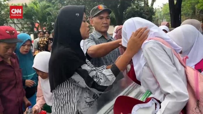 VIDEO: Momen Haru Orang Tua Melepas Siswa ke Sekolah Rakyat