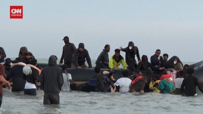 VIDEO: Momen Ratusan Migran Berebut Naik Kapal Karet ke Inggris