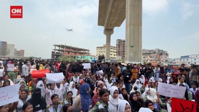 VIDEO: Siswa Demo usai Jet Tempur Jatuh Tabrak Sekolah di Bangladesh