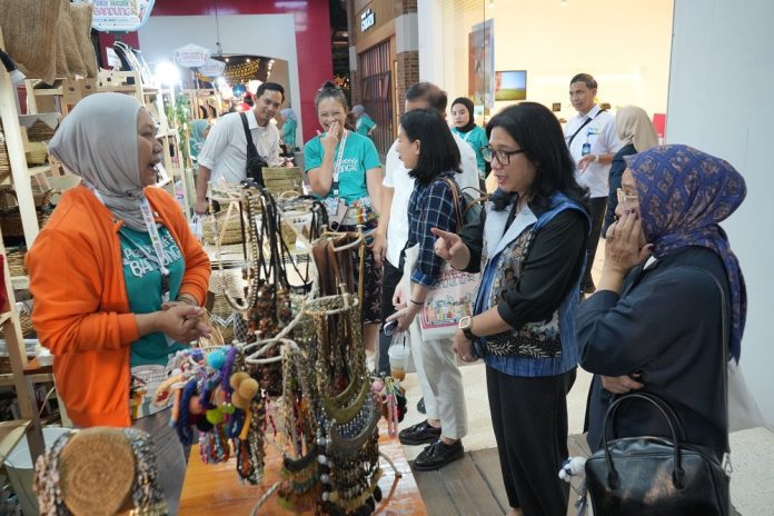 Asyiknya Wisman Belanja di Pasar Kreatif Bandung 2025