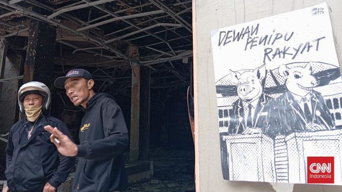 Bandung Porak Poranda di Beberapa Titik Sisa Demo Tadi Malam