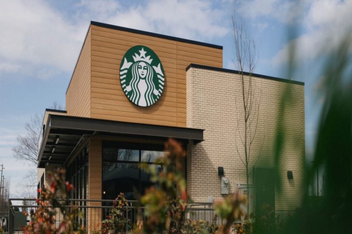 CEO Starbucks Dikabarkan Bakal PHK 900 Karyawan, dan Tutup Sejumlah Gerai