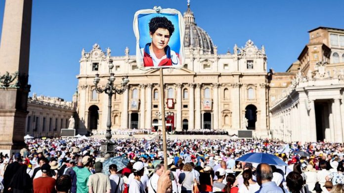 FOTO: Ribuan Umat Katolik di Vatikan Sambut Santo Milenial Pertama