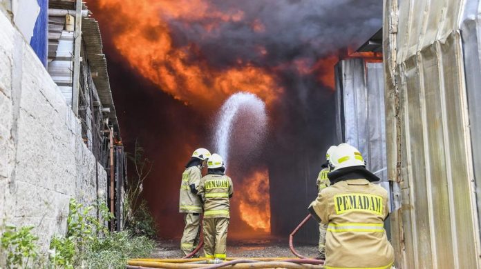 Kebakaran di Makassar: 8 Rumah Hangus, Seorang Anak Tewas Terbakar