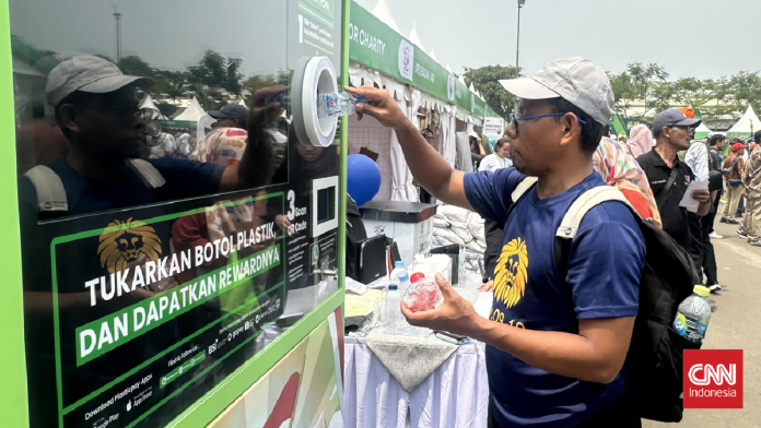 Warga Tambah Saldo e-Wallet dengan Tukar Botol Plastik di JEFF 2025