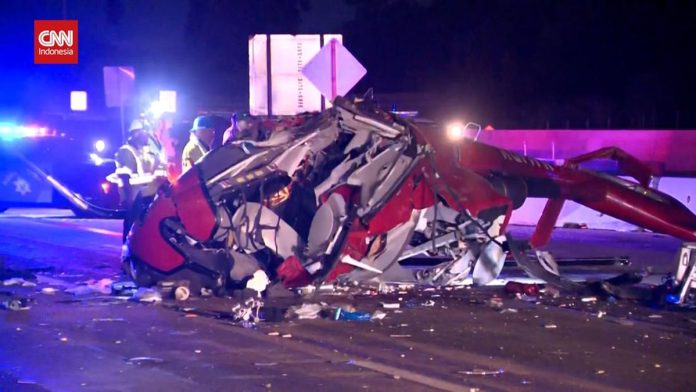 VIDEO: Helikopter Medis Jatuh di Jalan Raya California, 3 Awak Kritis