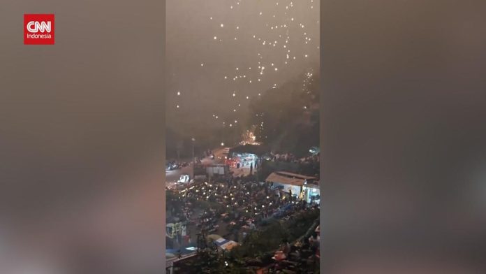 VIDEO: Kala Pesta Drone Kembang Api Jadi Petaka Bak 'Hujan Meteor'